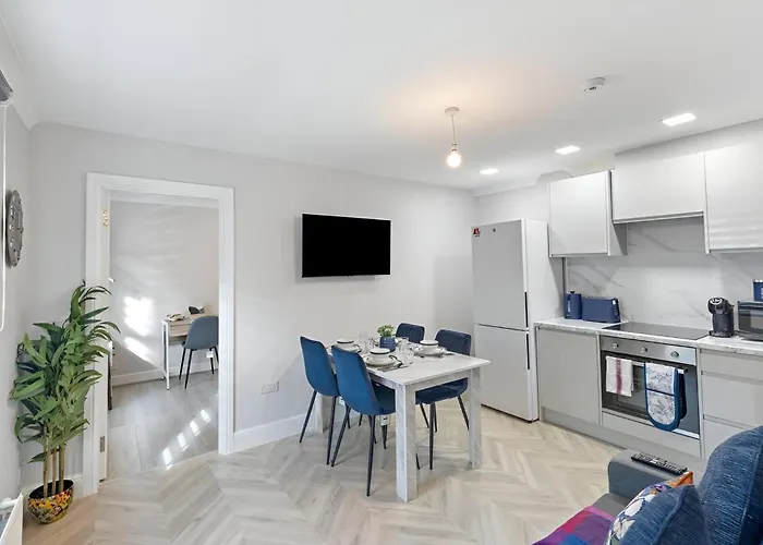 City Sophistication Chic 3-Br For Modern Living