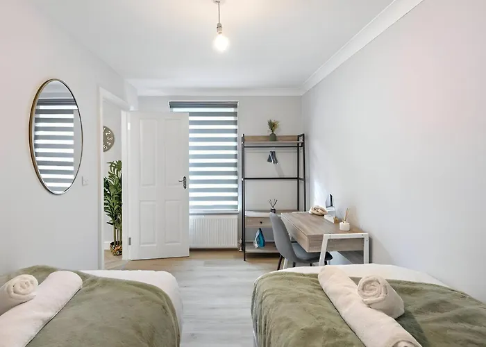 City Sophistication Chic 3-Br For Modern Living
