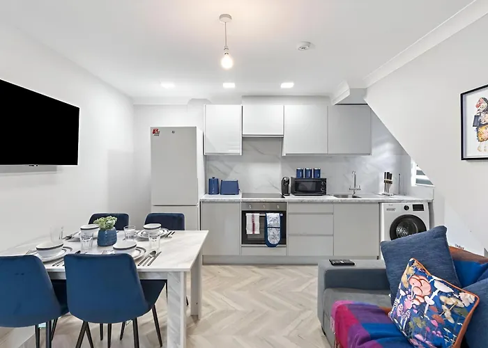 City Sophistication Chic 3-Br For Modern Living