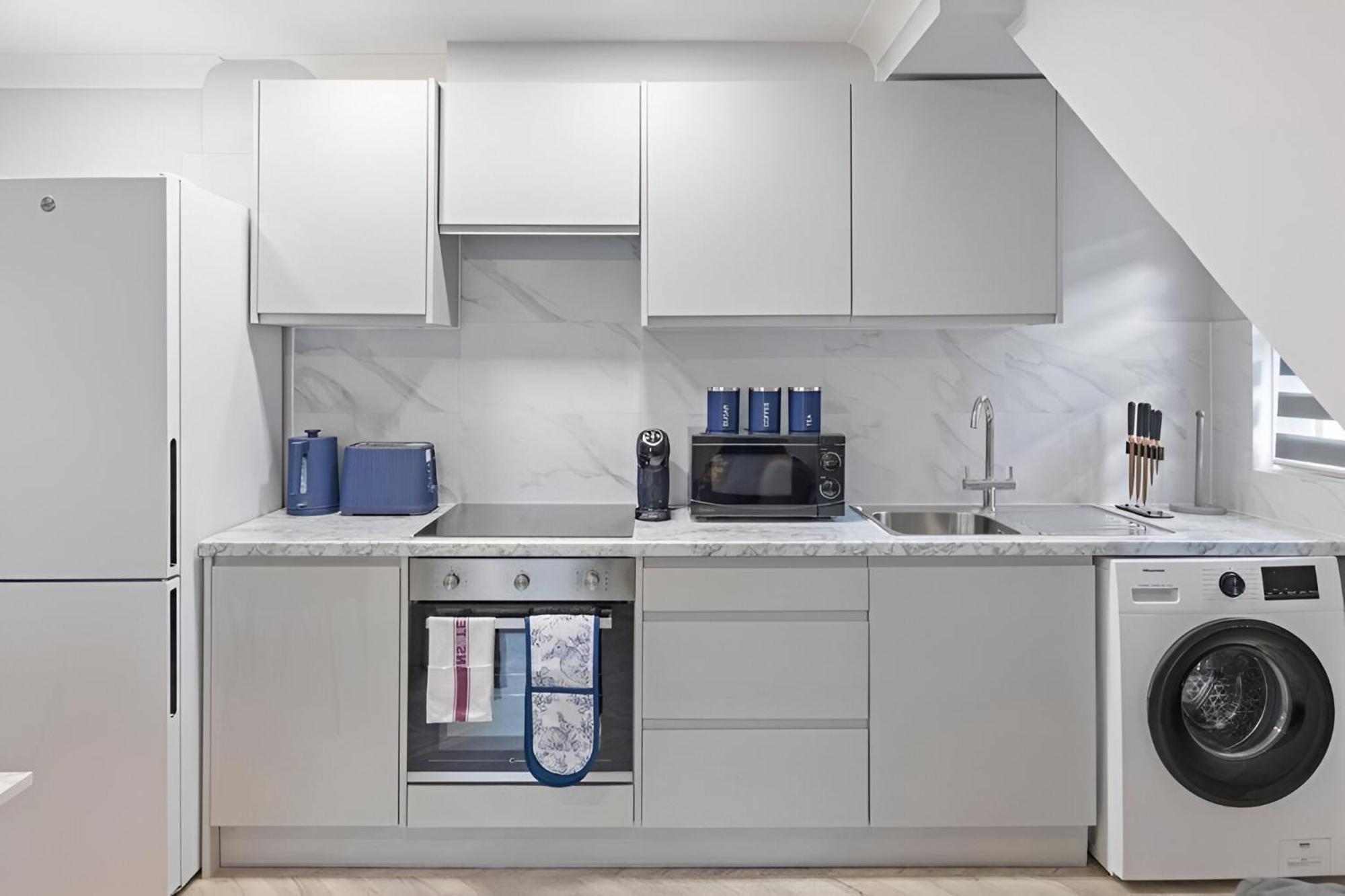 Sophistication Chic 3-br For Modern Living Apartment