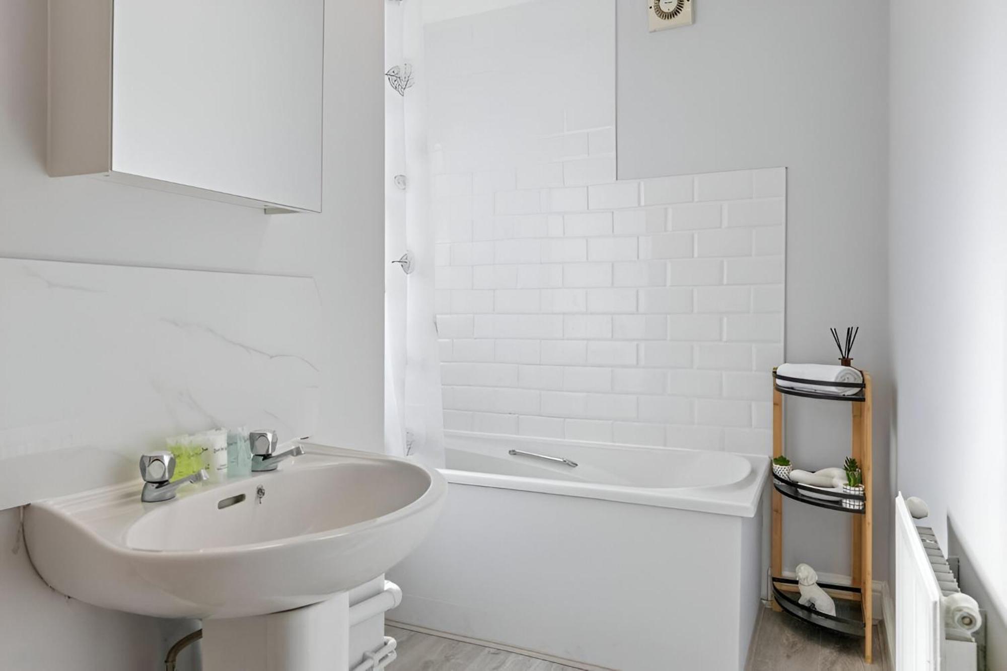 Sophistication Chic 3-br For Modern Living Apartment *